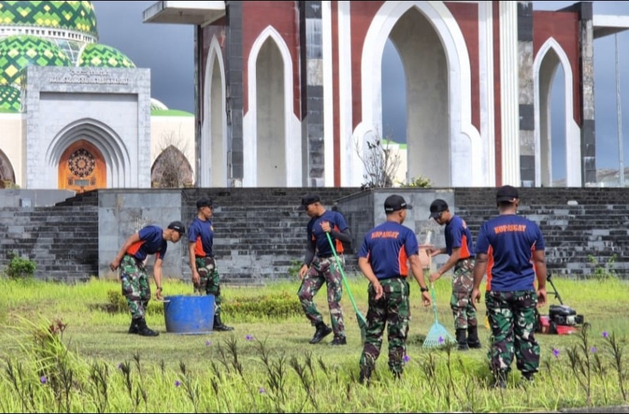 Prajurit Arhanud 14 Pasgat membersihkan halaman Masjid Agung Baitul Izzah Natuna.