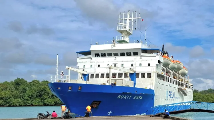 Kapal Pelni KM Bukit Raya bersandar di pelabuhan melayani penumpang selama Ramadan