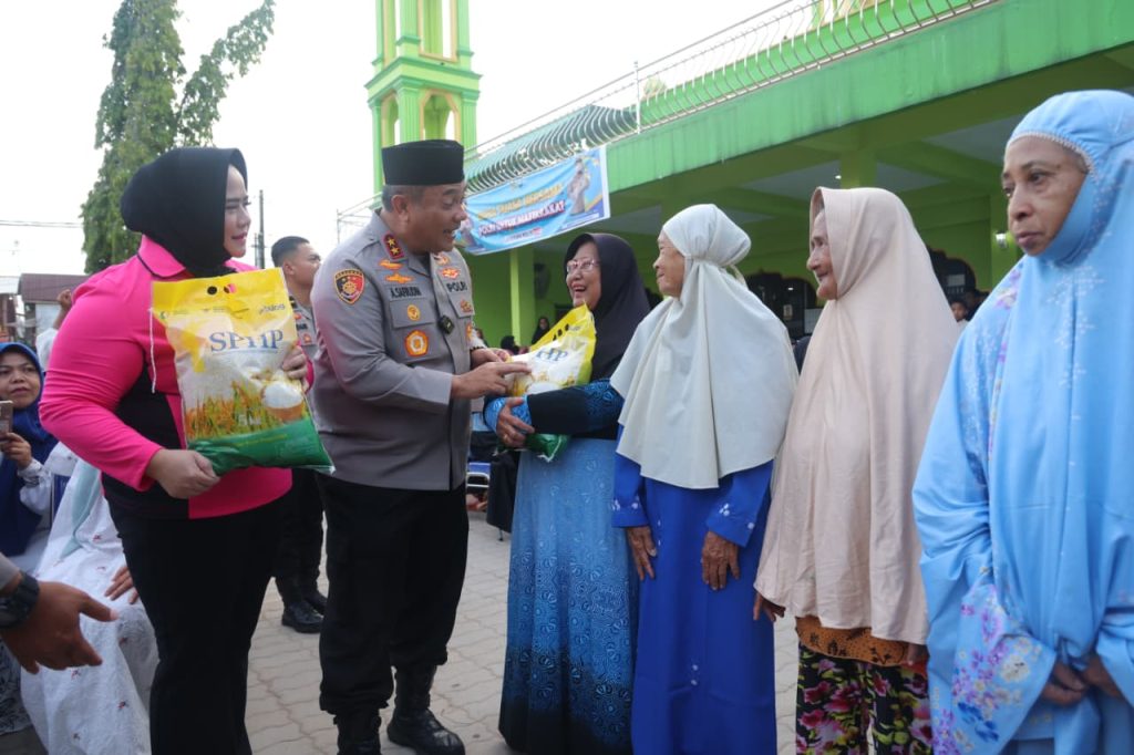 Kapolda Kepri menyerahkan bantuan saat Safari Ramadan di Masjid Darul Ihsan Batam