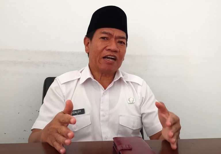 Kepala DLH Natuna Ferizaldy, menjelaskan proyek penampung sampah DLH Natuna yang menggunakan material galian C
