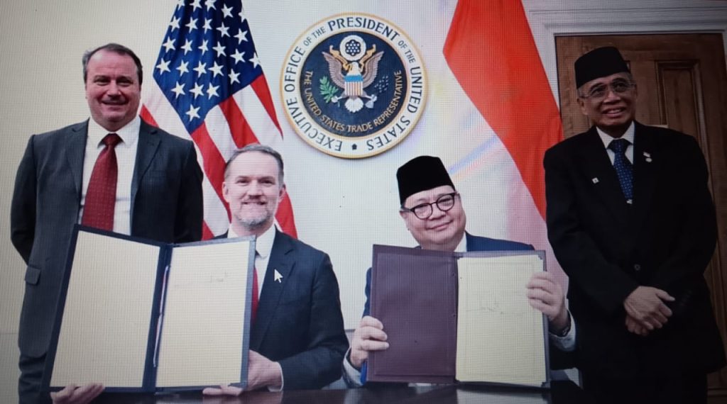 Menteri Koordinator Bidang Perekonomian Airlangga Hartarto menandatangani dokumen lampiran perjanjian bersama Duta Besar Jamieson Greer di kantor United States Trade Representative (USTR), Washington DC