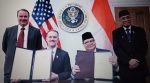 Menteri Koordinator Bidang Perekonomian Airlangga Hartarto menandatangani dokumen lampiran perjanjian bersama Duta Besar Jamieson Greer di kantor United States Trade Representative (USTR), Washington DC