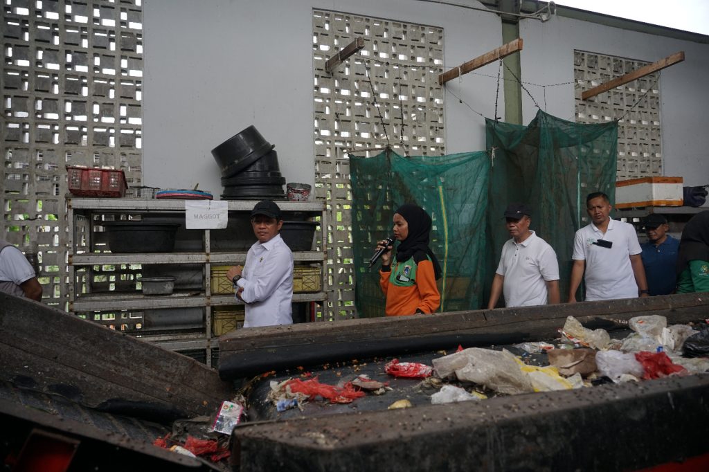 Menteri LH Hanif Faisol Nurofiq saat aksi bersih sampah di Pelabuhan Nizam Zachman Jakarta Utara
