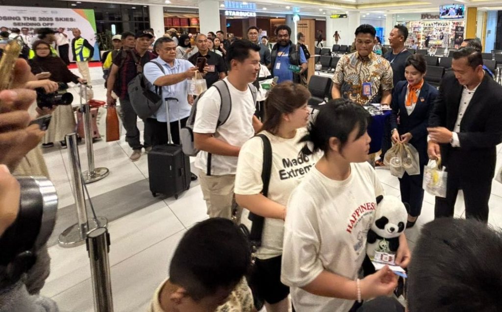 Suasana penumpang di Bandara Hang Nadim Batam saat lonjakan trafik libur Imlek dan jelang Ramadan