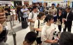 Suasana penumpang di Bandara Hang Nadim Batam saat lonjakan trafik libur Imlek dan jelang Ramadan
