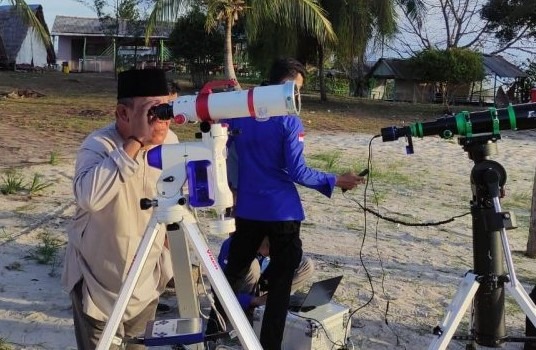 Pemantauan hilal 1 Ramadan 1447 H di Pantai Setumu Tanjungpinang oleh Kanwil Kemenag Kepri