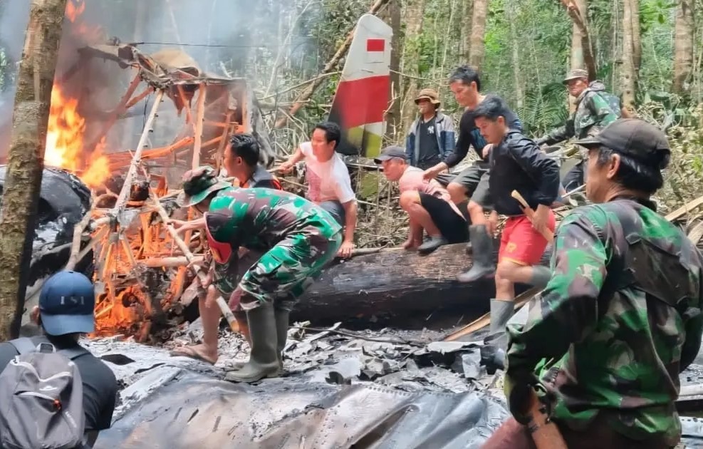 Tim TNI melakukan evakuasi di lokasi jatuhnya pesawat Pelita Air di pegunungan Krayan Timur Nunukan