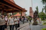 Menteri Kebudayaan Fadli Zon meninjau koleksi Museum Negeri Mpu Tantular di Jawa Timur