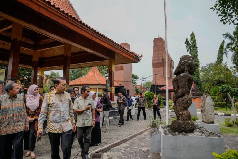 Menteri Kebudayaan Fadli Zon meninjau koleksi Museum Negeri Mpu Tantular di Jawa Timur