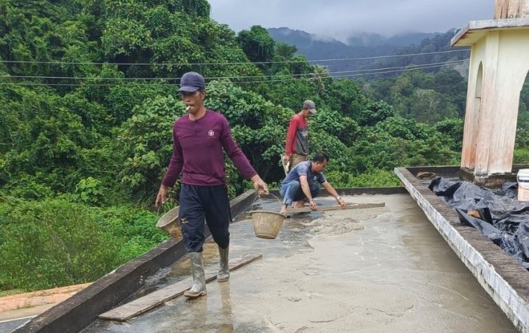 Gotong royong warga memperbaiki atap Masjid Assodikin di Desa Bukit Padi