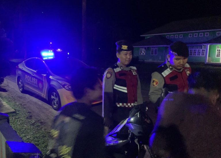 Patroli subuh Polres Lingga mencegah balapan liar di Dabo Singkep.