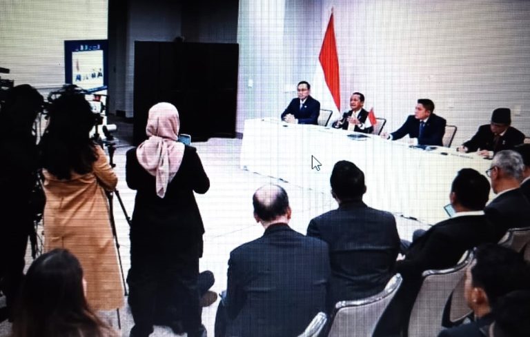 Menteri ESDM Bahlil Lahadalia menyampaikan keterangan terkait peningkatan saham Indonesia di Freeport