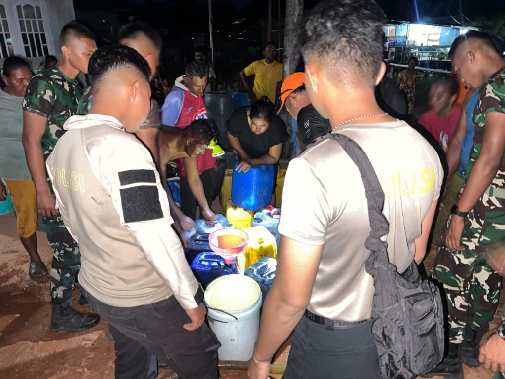 Penyaluran bantuan air bersih ke warga Dusun Senempek Lingga Utara
