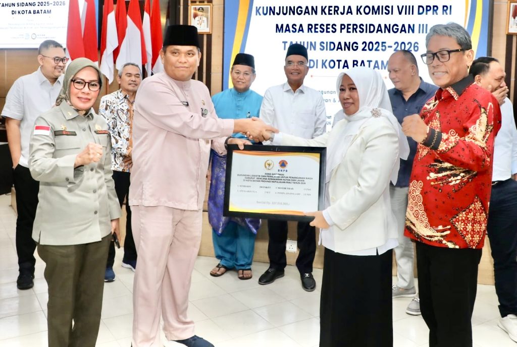 Penyerahan bantuan logistik dan peralatan karhutla dari BNPB ke BPBD Batam.