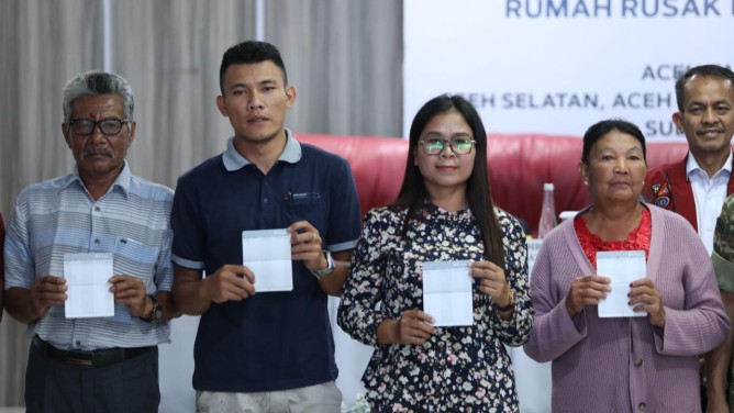 Penyerahan simbolis bantuan stimulan rumah rusak di Tapanuli Utara