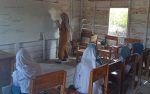 Guru mengajar siswa di wilayah 3T dengan fasilitas sederhana