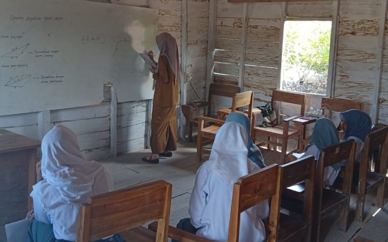 Guru mengajar siswa di wilayah 3T dengan fasilitas sederhana