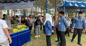 Bupati Natuna meninjau Gerakan Pangan Murah Natuna di Pantai Piwang jelang Ramadan dan Imlek