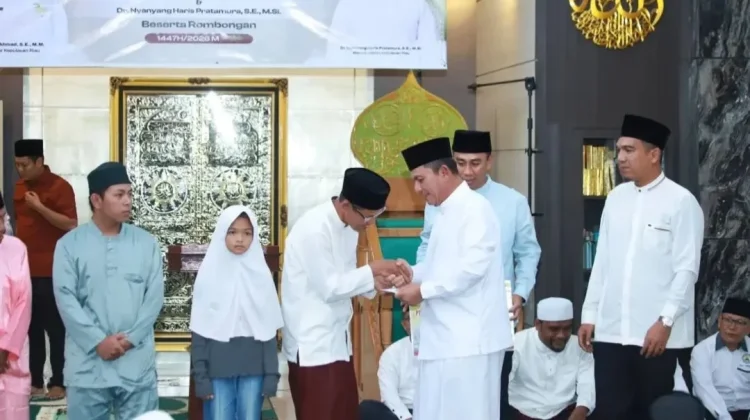Gubernur Kepri Ansar Ahmad dan Wagub Nyanyang Haris Pratamura Safari Ramadan di Dabo Singkep