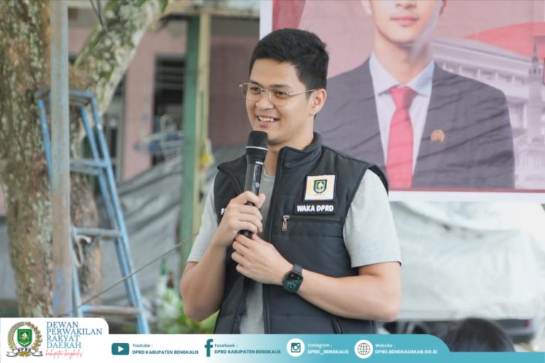 Hendrik Firnanda Pangaribuan berdialog dengan masyarakat saat reses di Bathin Solapan.