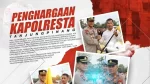 Kapolresta Tanjungpinang Indra Ranu Dikarta menyerahkan penghargaan kepada personel berprestasi
