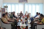 Bupati dan Wakil Bupati Natuna menyambut kunjungan Dubes AS ke Natuna di Bandara Raden Sadjad