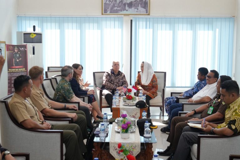 Bupati dan Wakil Bupati Natuna menyambut kunjungan Dubes AS ke Natuna di Bandara Raden Sadjad