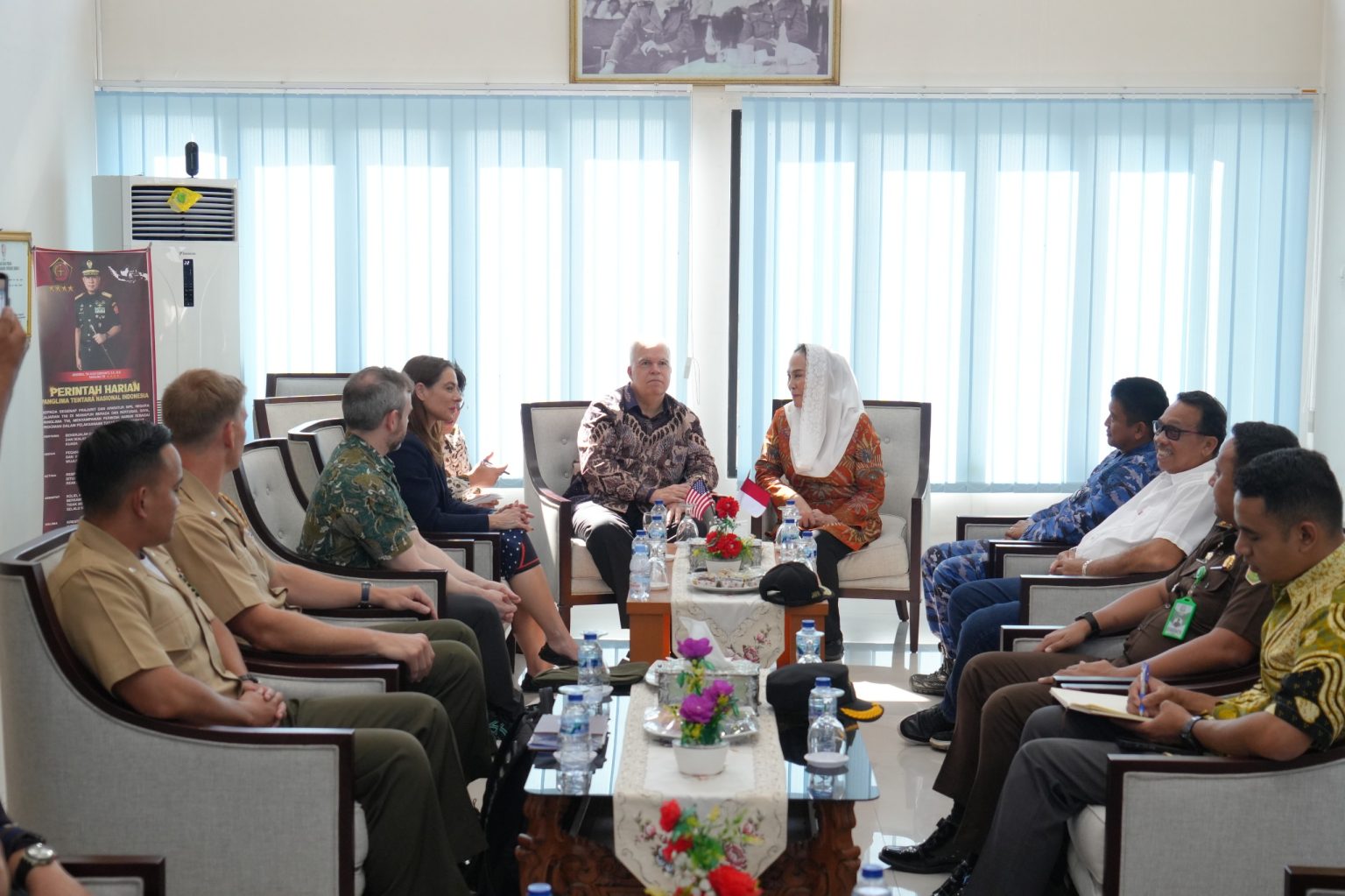 Bupati dan Wakil Bupati Natuna menyambut kunjungan Dubes AS ke Natuna di Bandara Raden Sadjad