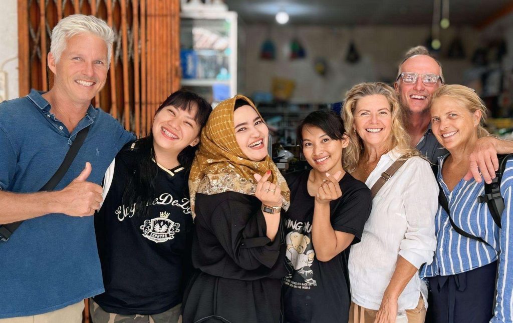 Wisatawan mancanegara berswafoto bersama masyarakat natuna