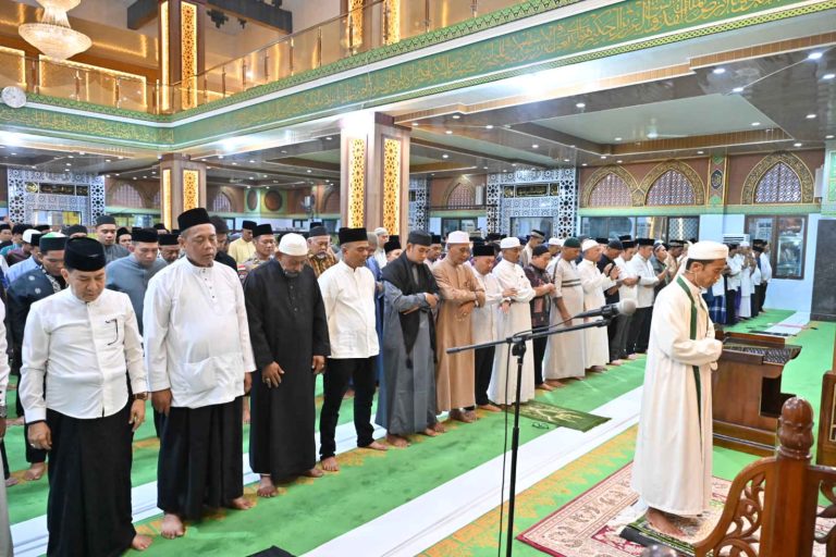 Ribuan jamaah melaksanakan salat tarawih perdana di Masjid Agung Istiqomah Bengkalis