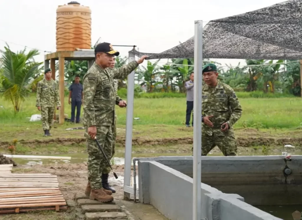 Panglima TNI Jenderal Agus Subiyanto meninjau Yonif TP 843/Patriot Yudha Vikasa di Cibitung pada hari pertama Ramadan 2026