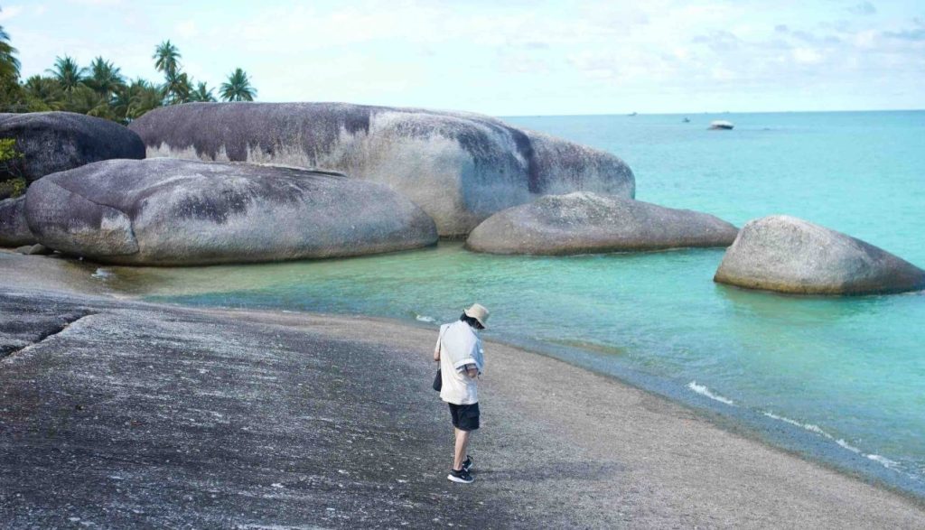 Menikmati suasana senja di Pantai Batu Kasah Natuna dengan latar batu granit dan laut biru