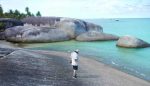 Menikmati suasana senja di Pantai Batu Kasah Natuna dengan latar batu granit dan laut biru