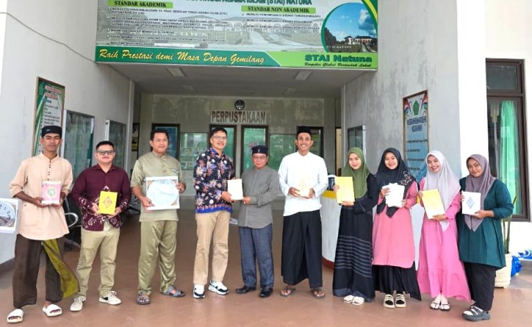 Penyerahan wakaf Alquran Pegadaian Natuna kepada mahasiswa STAI Natuna