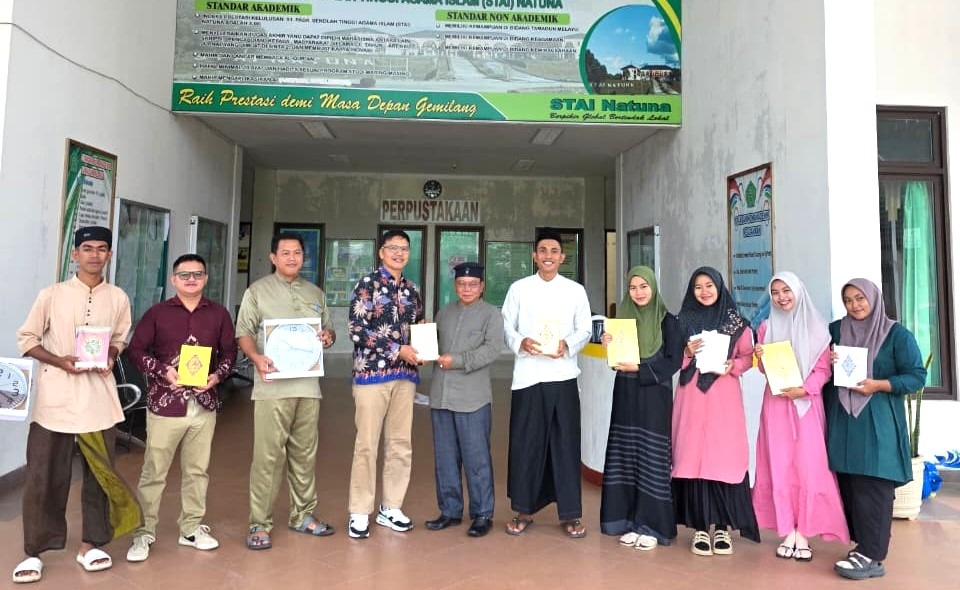 Penyerahan wakaf Alquran Pegadaian Natuna kepada mahasiswa STAI Natuna