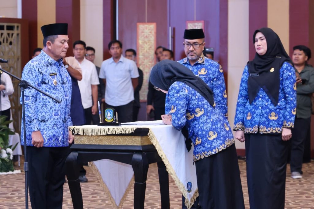 Gubernur Ansar Ahmad melantik pejabat Pemprov Kepri di Aula Wan Seri Beni Dompak
