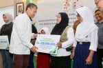 Penyerahan kartu BPJS Ketenagakerjaan pekerja rentan Batam