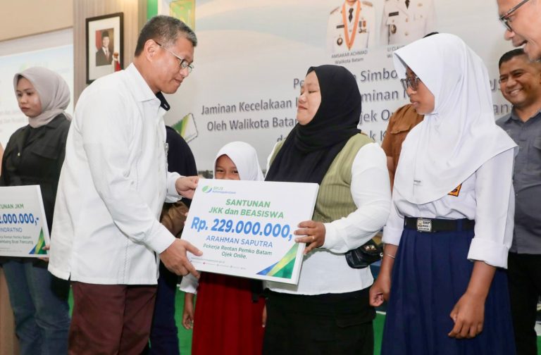Penyerahan kartu BPJS Ketenagakerjaan pekerja rentan Batam