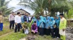 Wakil Bupati Lingga Novrizal menanam bibit kelapa di Desa Kelumu