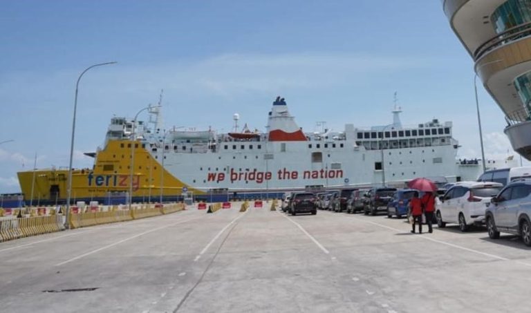 Kapal ASDP beroperasi di lintas penyeberangan saat cuaca ekstrem