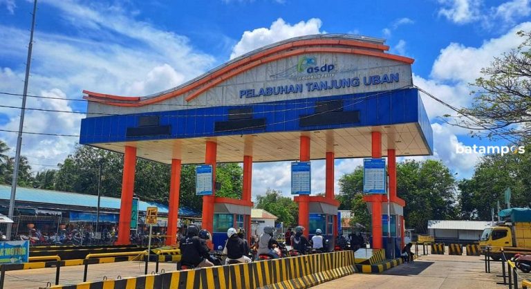 Aktivitas penumpang dan kendaraan di Pelabuhan ASDP Tanjunguban jelang Imlek 2026