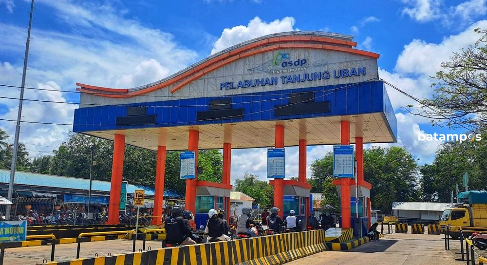 Aktivitas penumpang dan kendaraan di Pelabuhan ASDP Tanjunguban jelang Imlek 2026