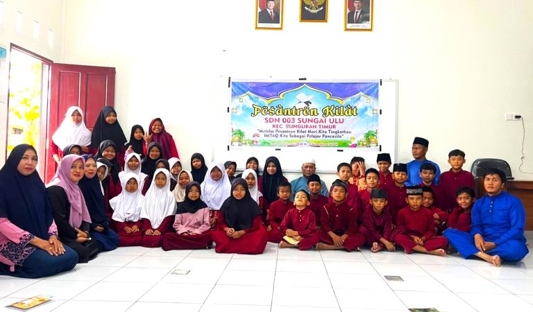 Siswa SDN 003 Sungai Ulu mengikuti kegiatan pesantren kilat Ramadan 1447 Hijriah di sekolah
