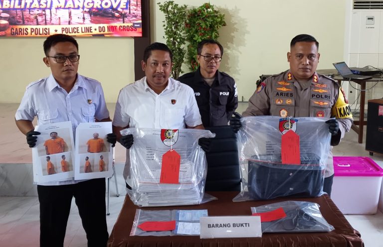 Kapolres Natuna saat konferensi pers kasus korupsi mangrove Pian Tengah