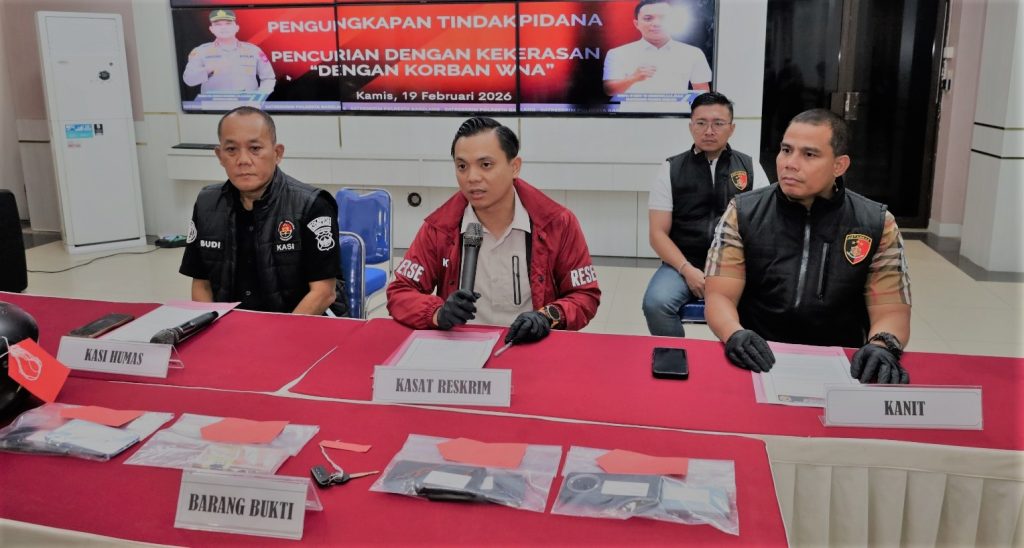 Petugas Polresta Barelang menunjukkan tersangka kasus pemerasan dan curas di Batam.