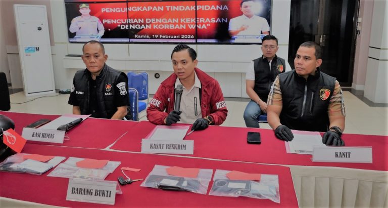 Petugas Polresta Barelang menunjukkan tersangka kasus pemerasan dan curas di Batam.