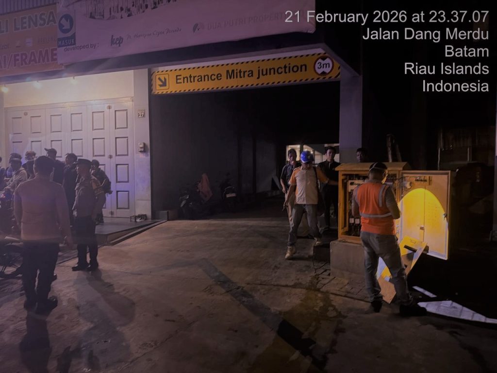 Polisi melakukan pengamanan lokasi konsleting trafo listrik di Batam Kota.
