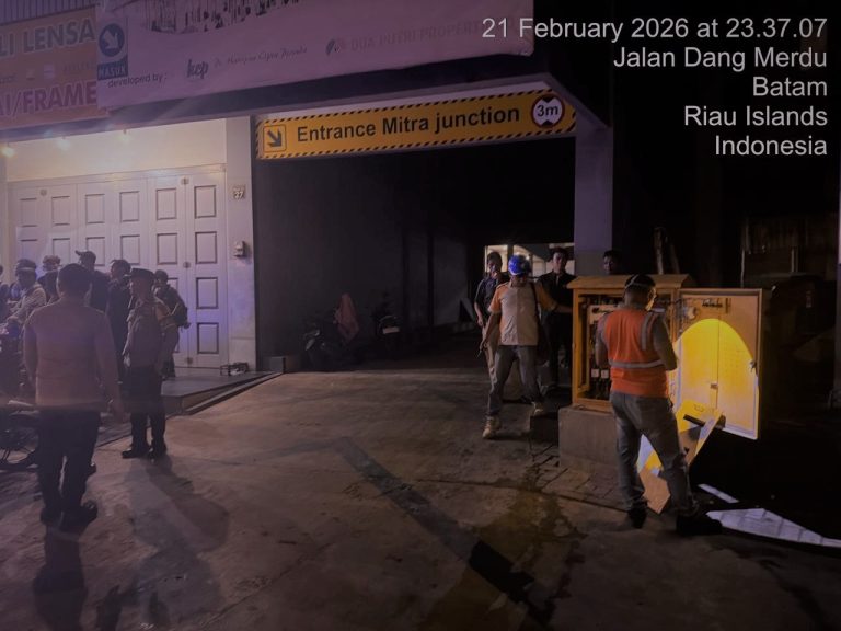 Polisi melakukan pengamanan lokasi konsleting trafo listrik di Batam Kota.