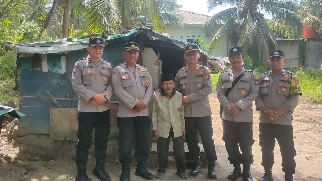 Kapolsek Meral menyerahkan bantuan sembako kepada warga Sei Pasir