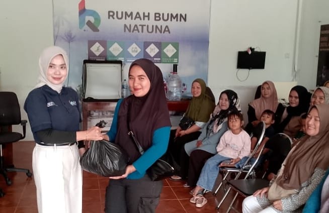 Penyerahan bingkisan Ramadan oleh Rumah BUMN Natuna kepada janda pelaku usaha
